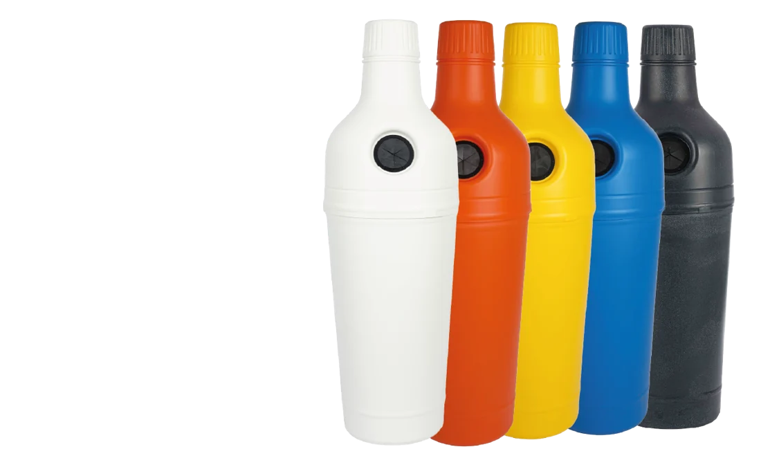 Pfandbehälter in Flaschenform in allen fünf Farben: weiß, orange, gelb, blau, schwarz
